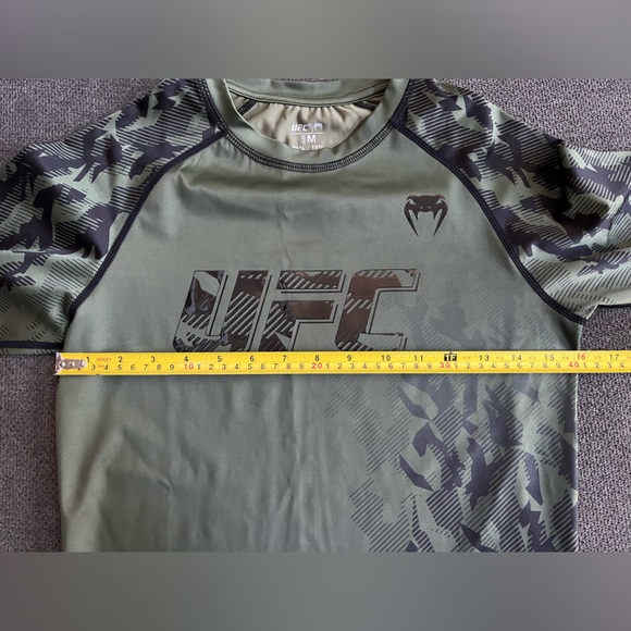 UFC Venum rashguard-men’s Medium fits like XS - Picture 4 of 4